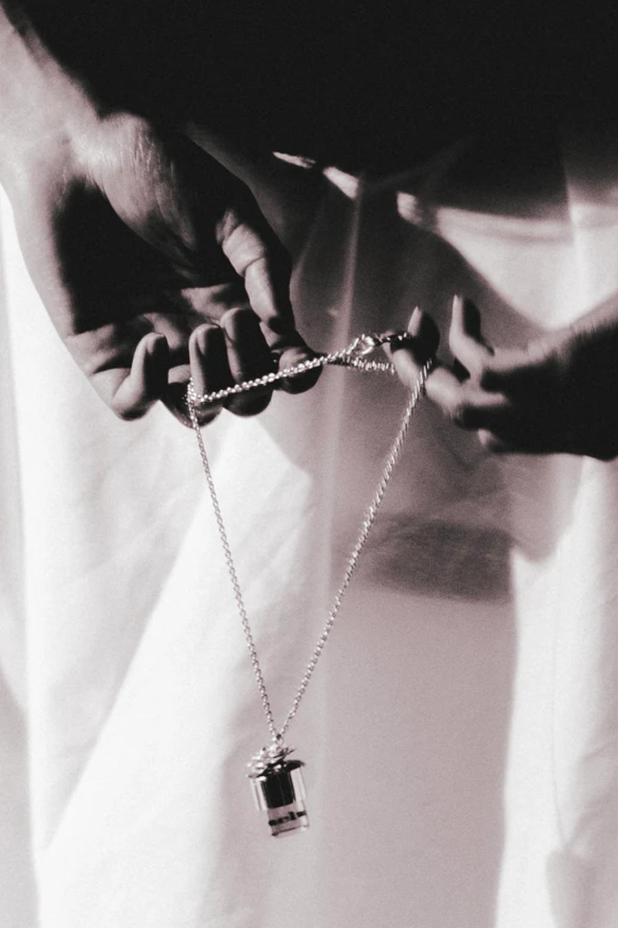 Strangelove meltmyheart Potion Pendant – side view