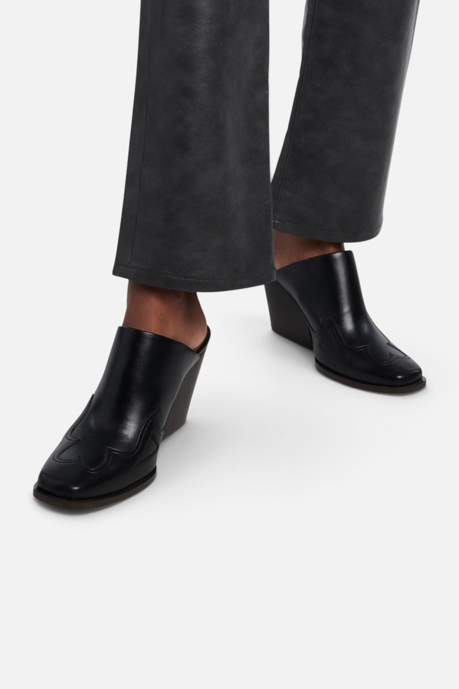 Agolde Sloane Mid-Rise Leather Straight Pants in Smoke Grey – detail