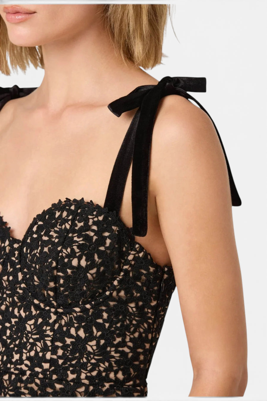 Astr the Label Donne Floral Lace Midi Dress in Black & Nude – detail