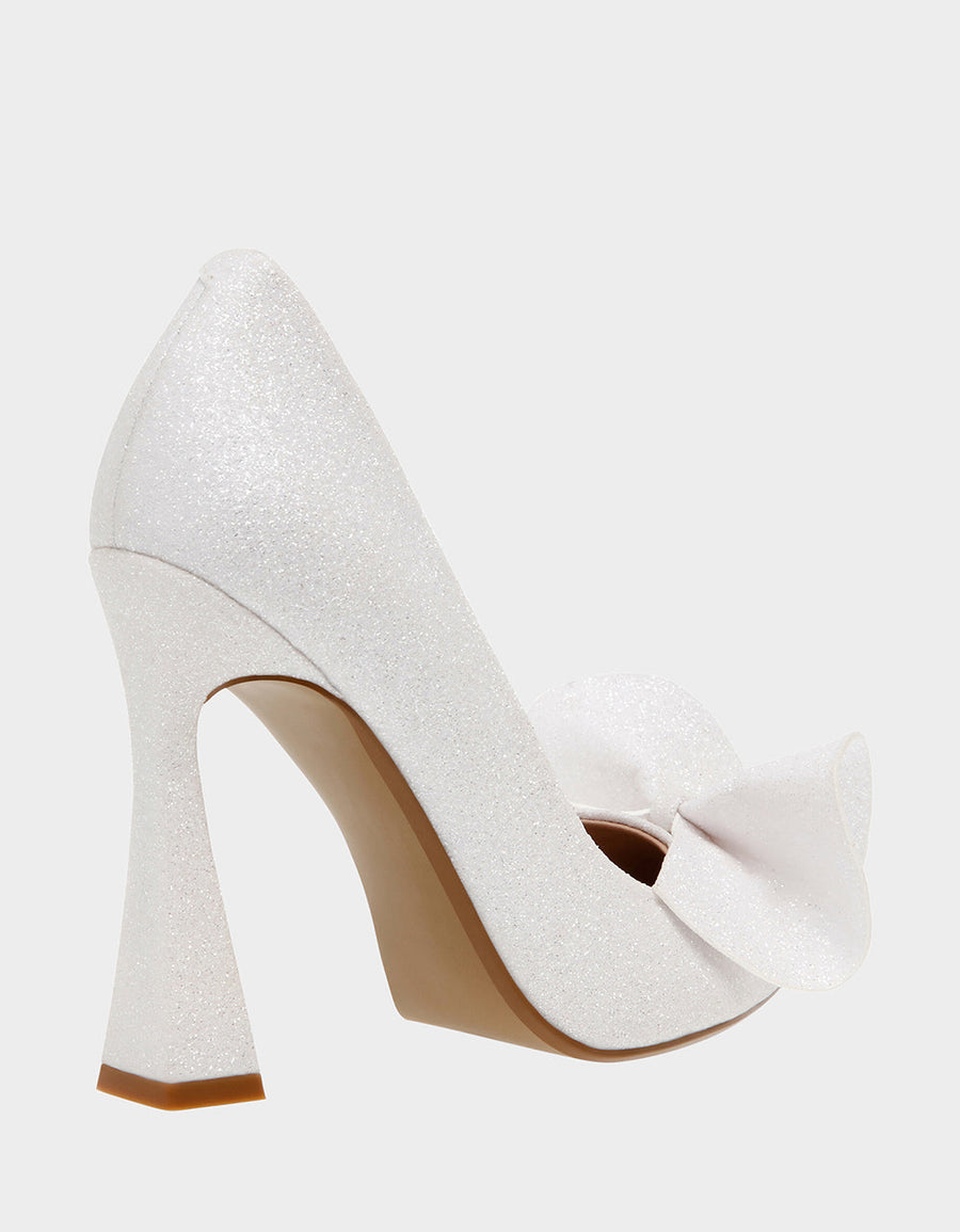 Betsey Johnson Nobble Bow Heel in Ivory – detail