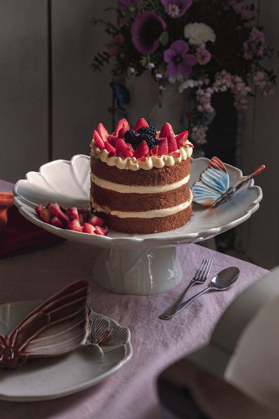 Bordallo Pinheiro Cloudy Butterflies Cake Stand – side view