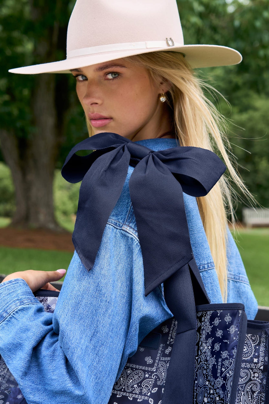 Case-Mate Jelly Tote Bag in Navy Bandana Bow – on model