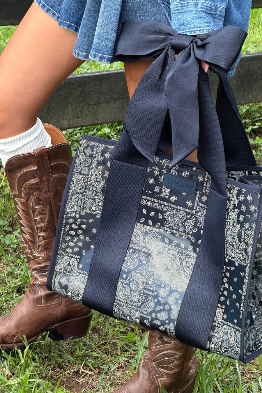 Case-Mate Jelly Tote Bag in Navy Bandana Bow – on model