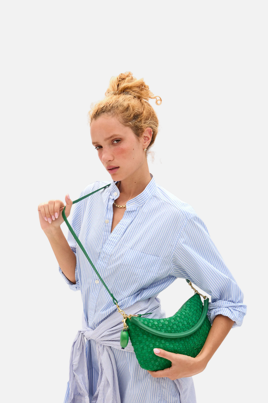 Clare V Petit Moyen Messenger in Grass Woven Checker – back view
