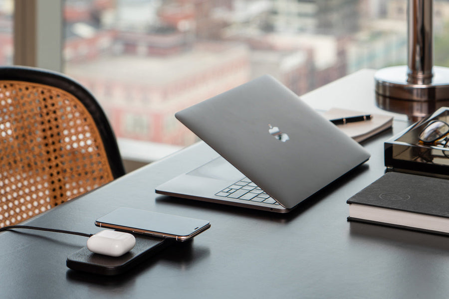 Courant Catch 2 Wireless Leather Charger in Black – detail