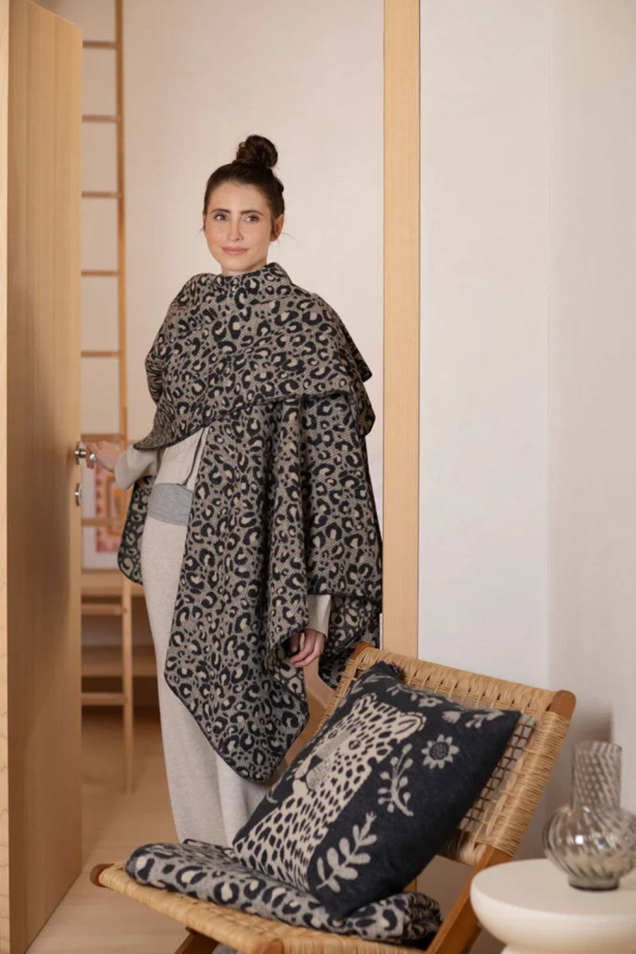 David Fussenegger Silvretta Cotton Throw "Leo" – side view