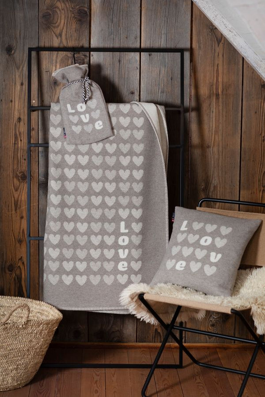 David Fussenegger Sylt Throw in Hearts Smoke – alternate