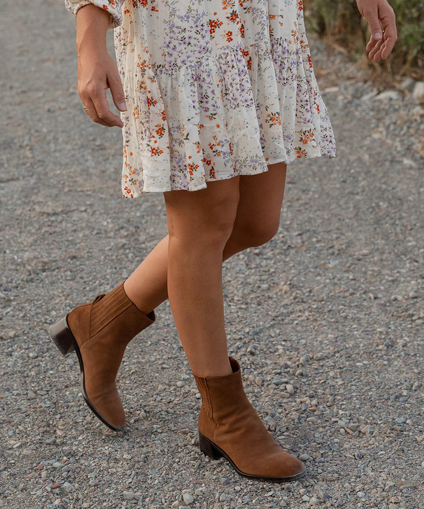 Dolce Vita Linny H20 in Brown Suede – detail