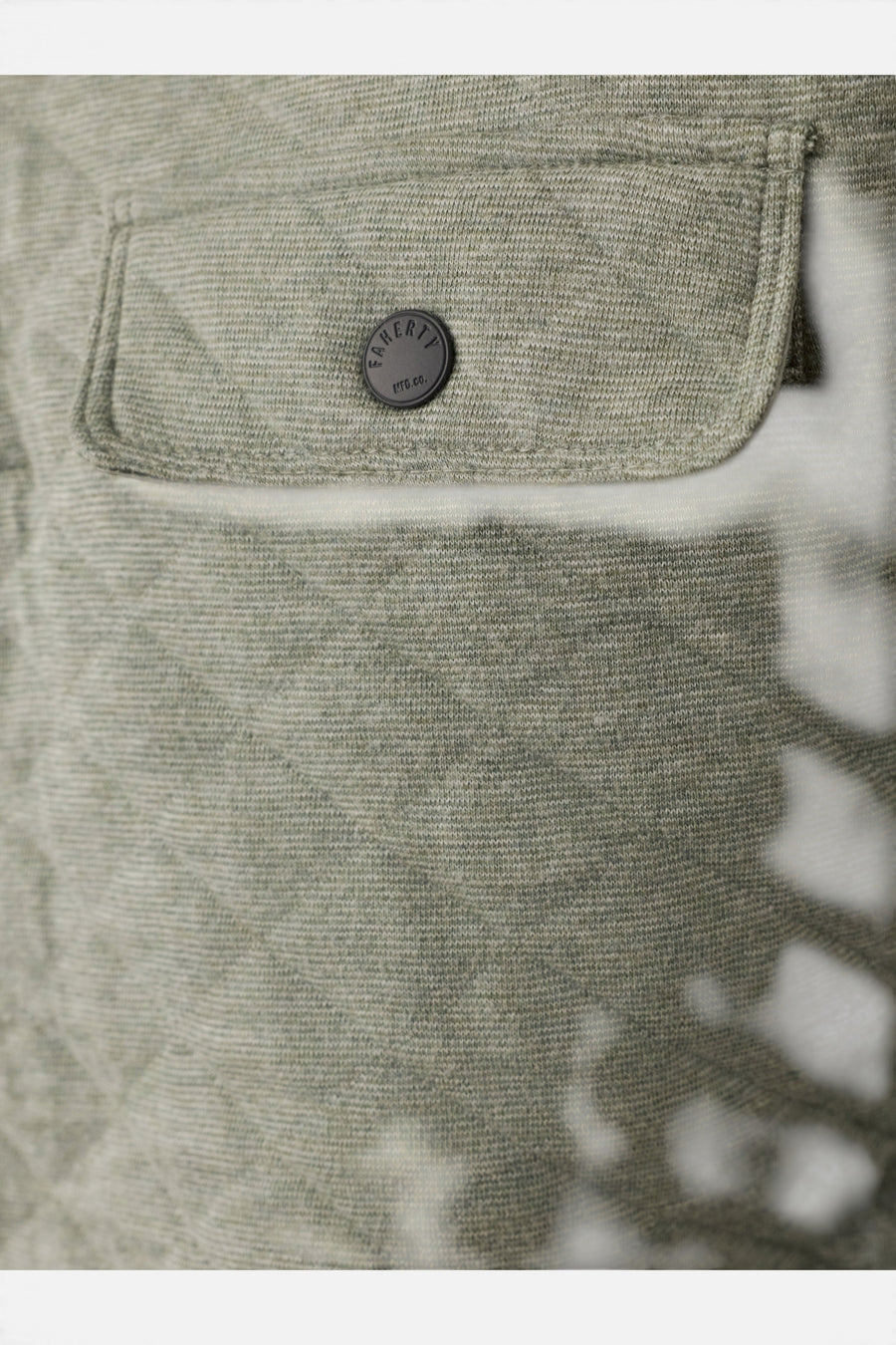 Faherty Epic Quilted Fleece Pullover in Pine Rock Heather – detail