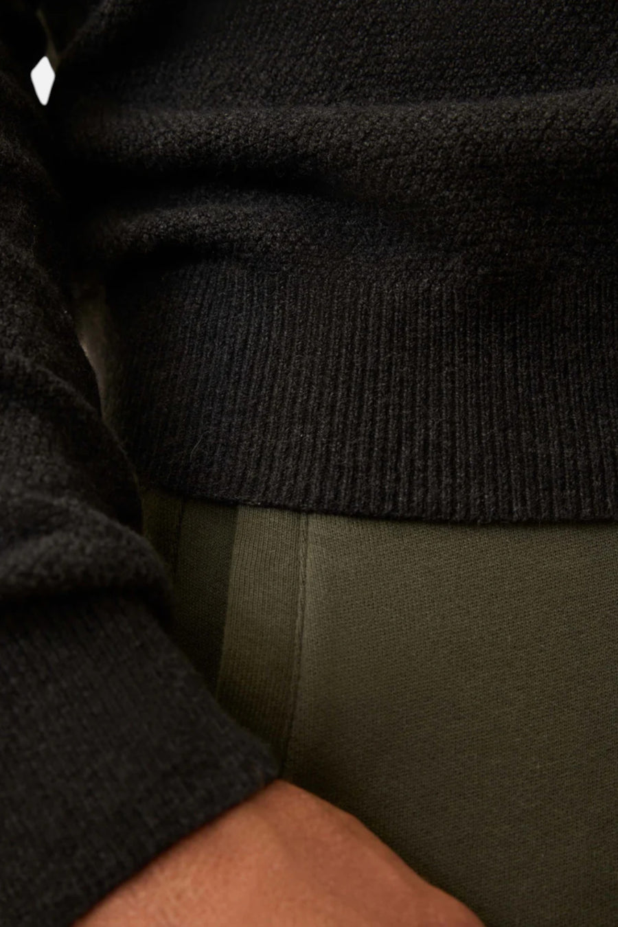 Faherty Men's Jackson Crew Sweater in Wolf Black Heather – detail