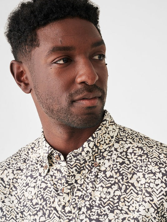 Faherty Short-Shirt Stretch Playa Shirt in Washed Black Hilo Floral – detail