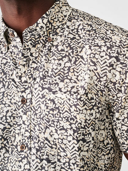 Faherty Short-Shirt Stretch Playa Shirt in Washed Black Hilo Floral – side view