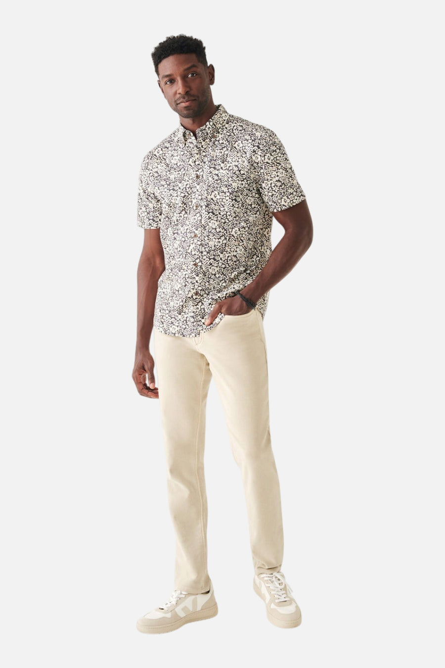 Faherty Short-Shirt Stretch Playa Shirt in Washed Black Hilo Floral – side view