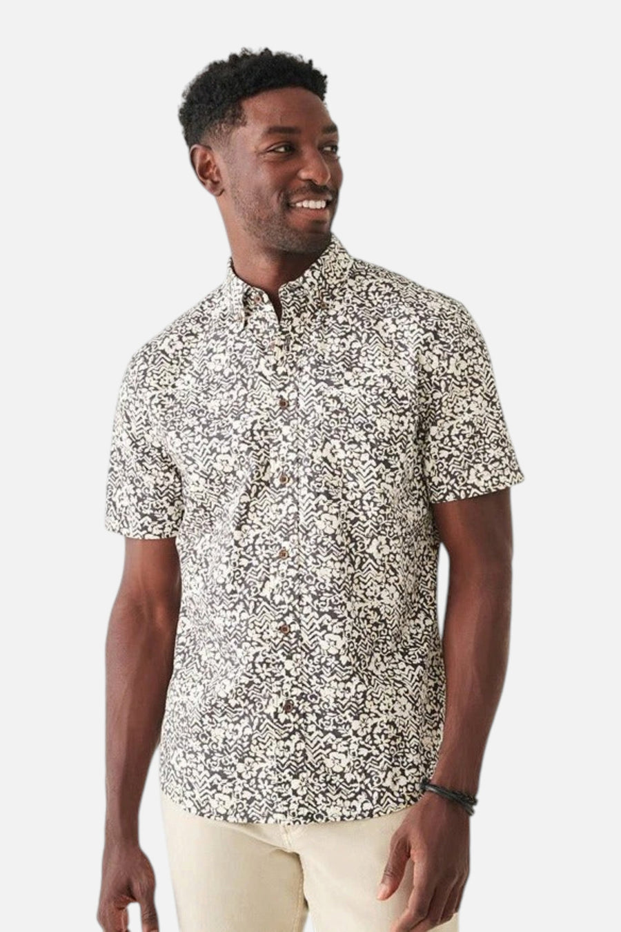 Faherty Short-Shirt Stretch Playa Shirt in Washed Black Hilo Floral – side view