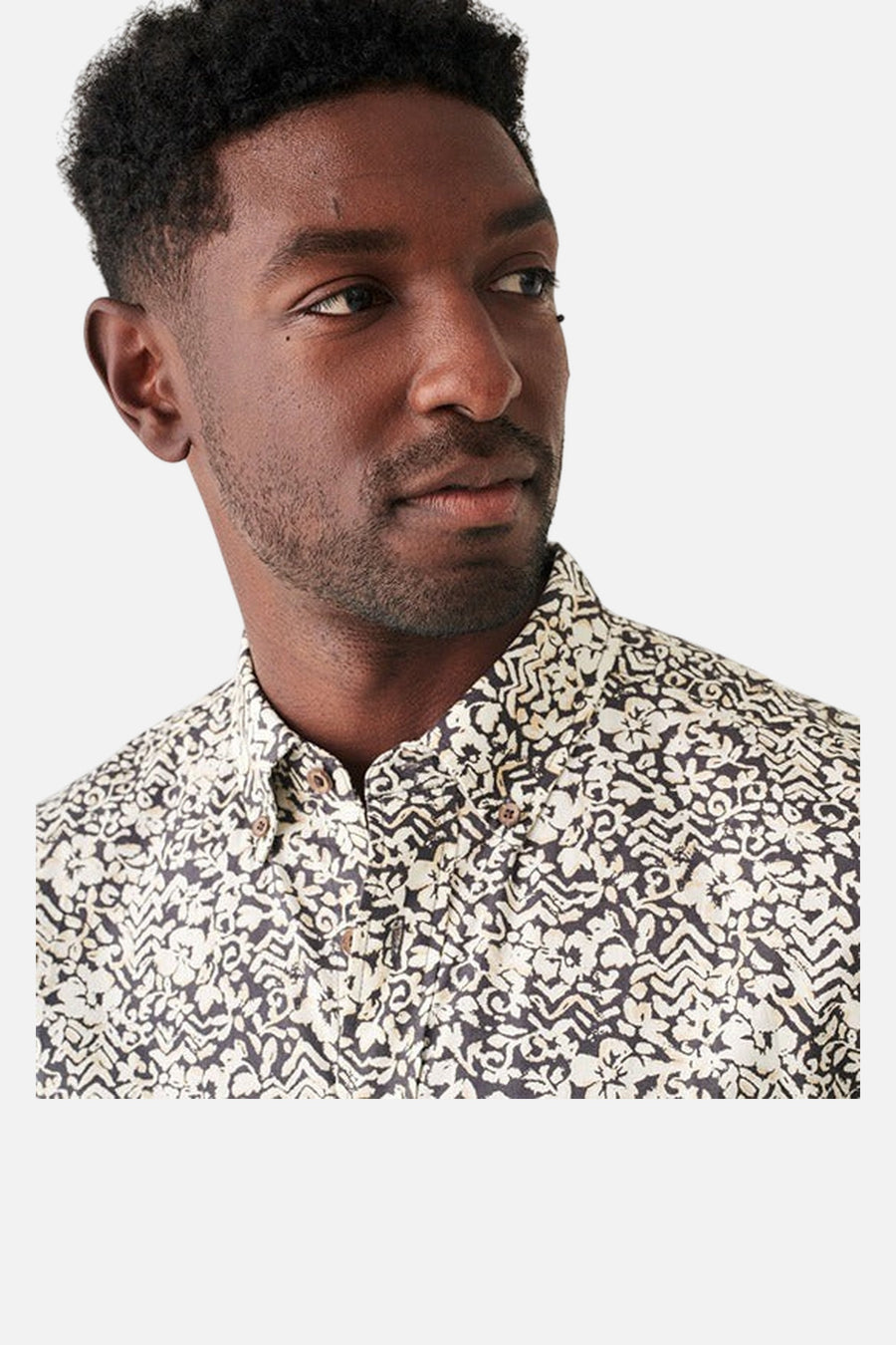 Faherty Short-Shirt Stretch Playa Shirt in Washed Black Hilo Floral – side view