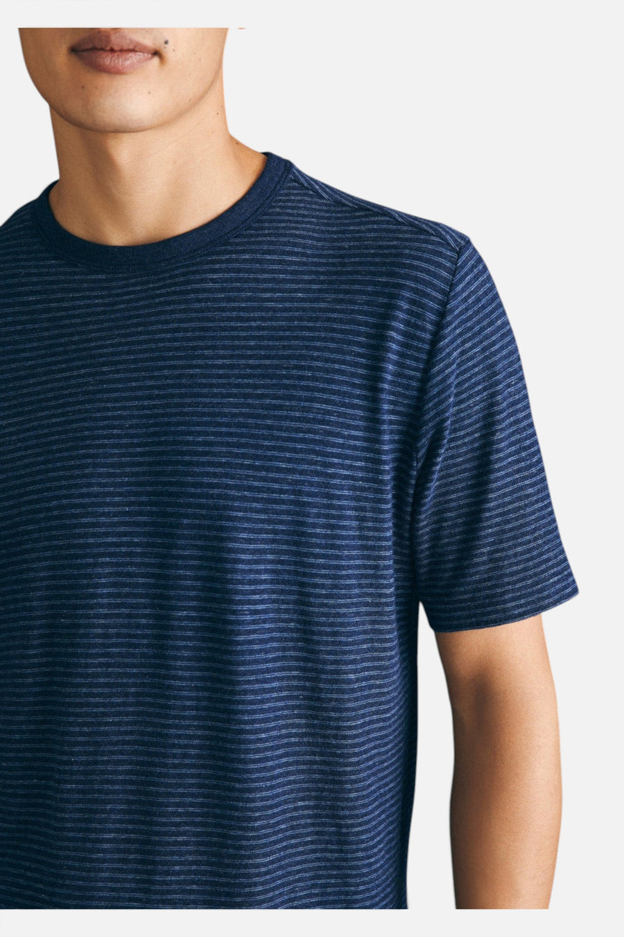 Faherty Short-Sleeve Vintage Chambray Tee in Navy Cove Stripe – detail