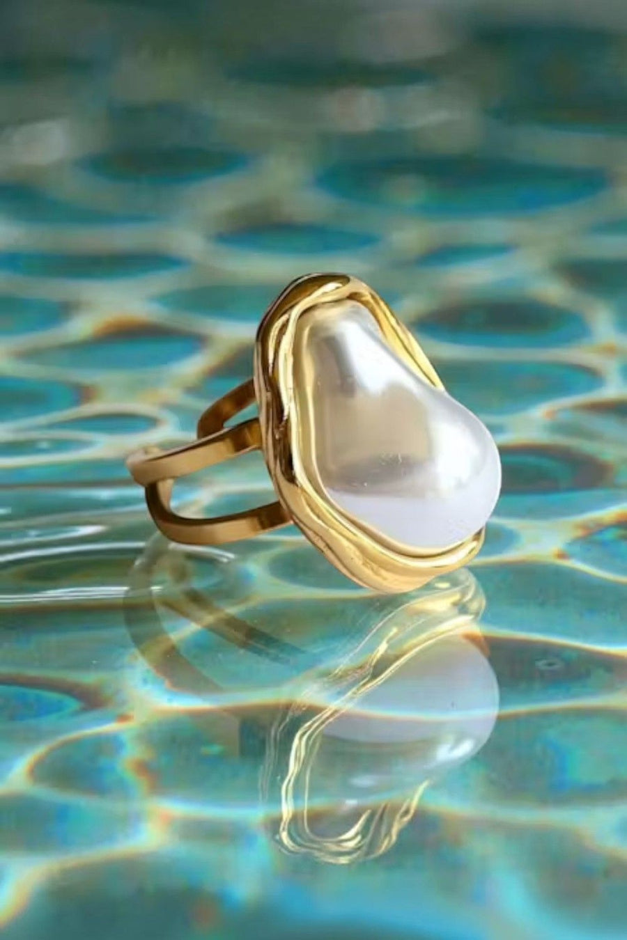 Farrah B Oceans Apart Ring in Gold – detail