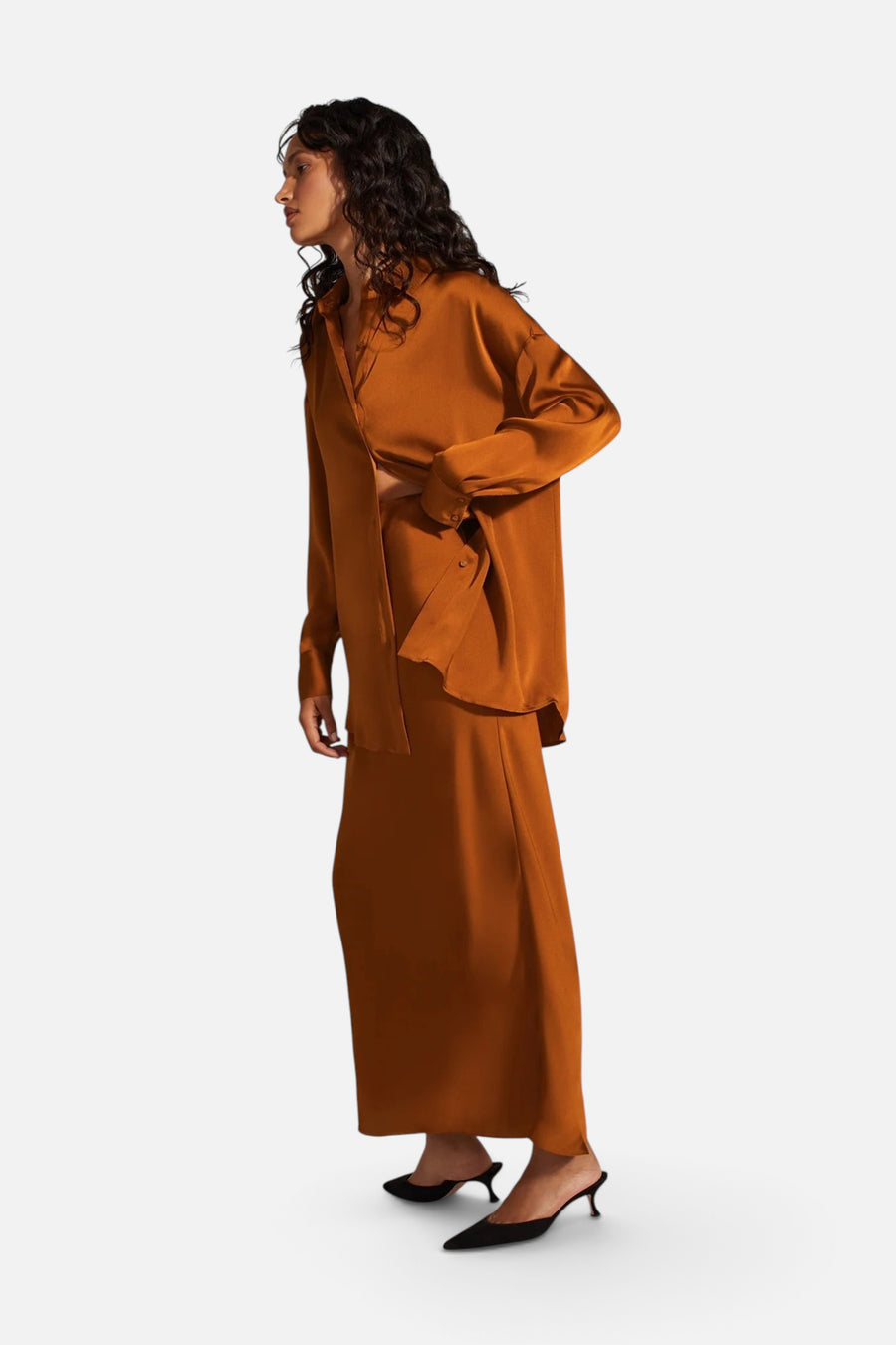 Favorite Daughter The Smooth Ex-Boyfriend Shirt in Caramel – detail