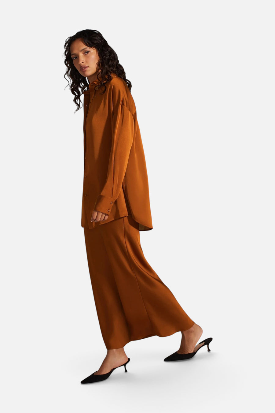 Favorite Daughter The Smooth Ex-Boyfriend Shirt in Caramel – side view