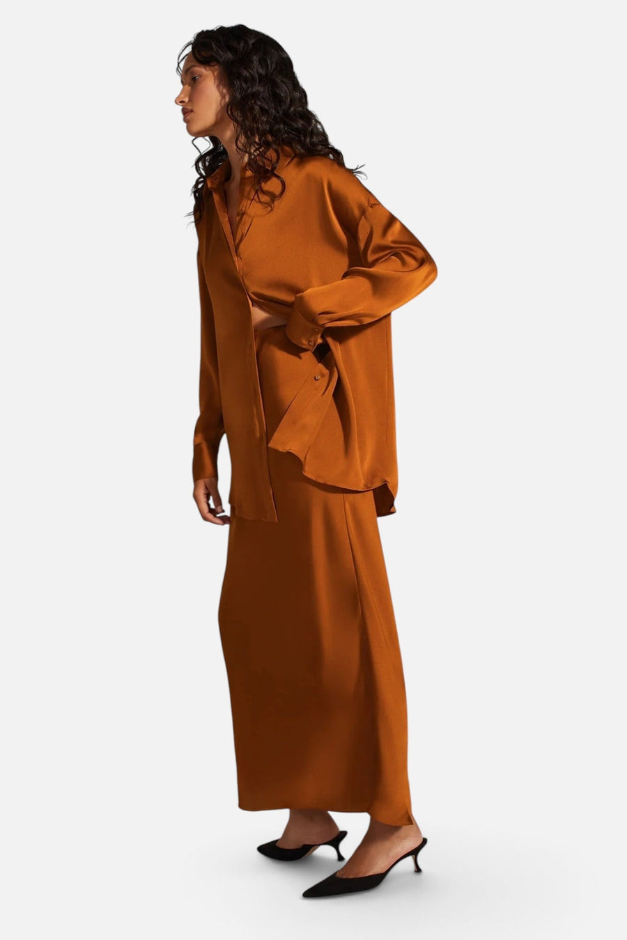 Favorite Daughter The Smooth Ex-Boyfriend Shirt in Caramel – on model