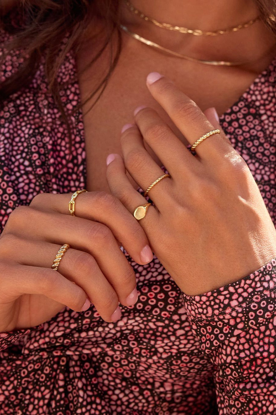 Gorjana Crew Ring Set in Gold, Size 8 – detail