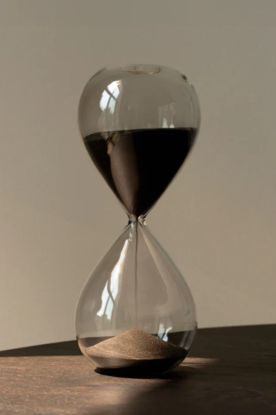 Gry Mattr Desktop Hourglass in Jet – back view