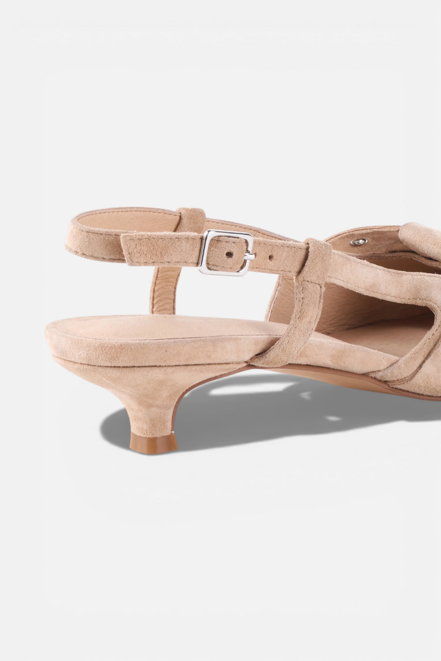 Intentionally Blank Maman Slingback Kitten Heel in Oatmilk – detail