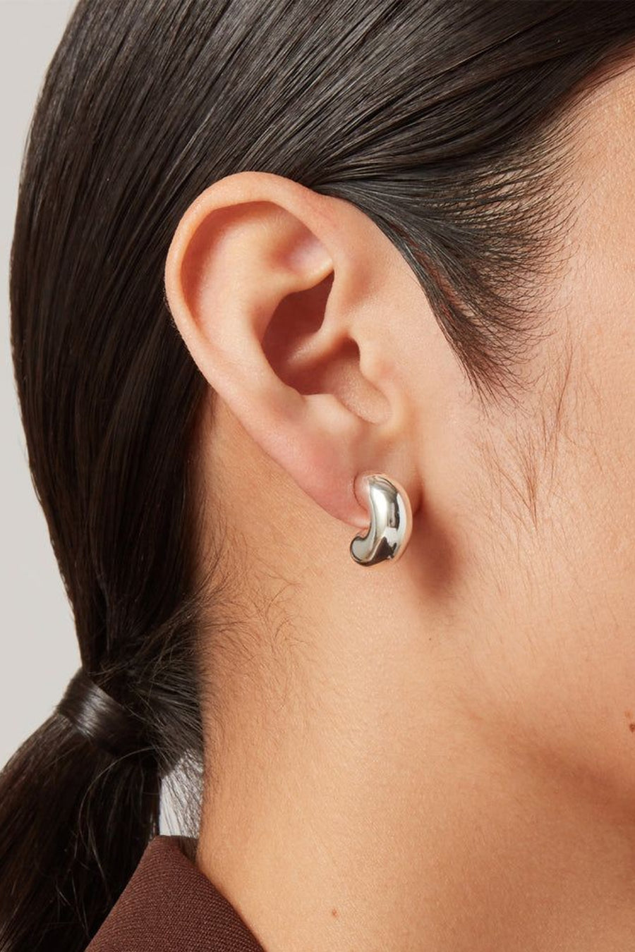 Jenny Bird Small Tome Hoop Earrings in Sterling Silver – detail