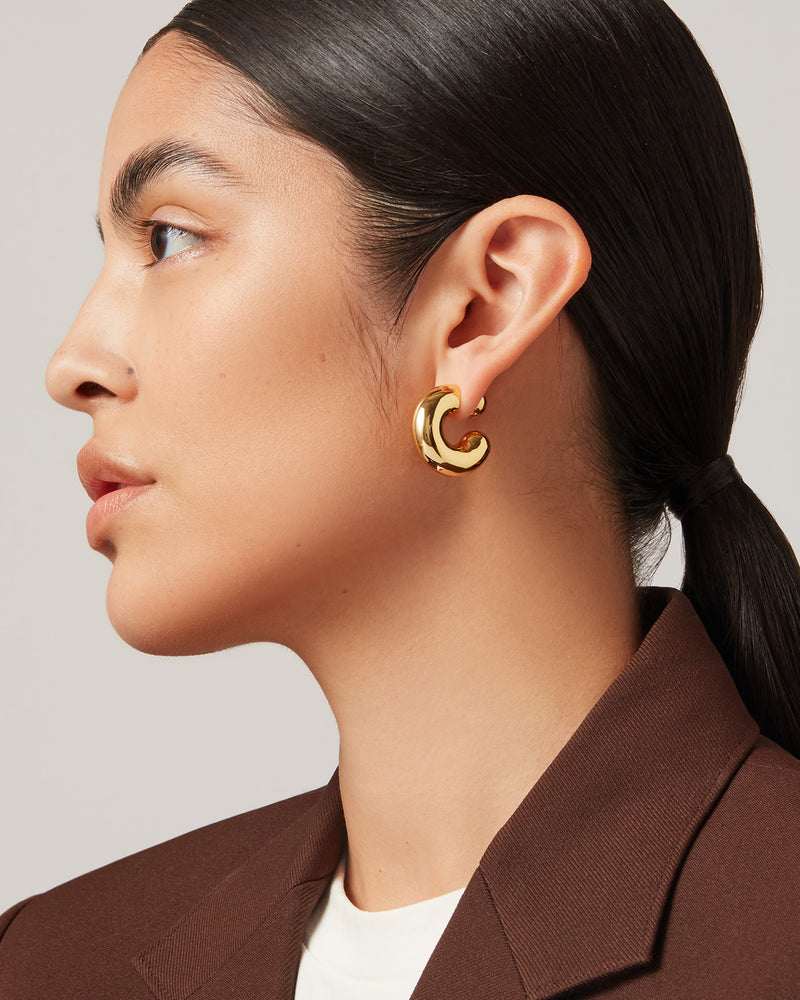 Jenny Bird Tome Hoop Earrings Large in Gold – side view