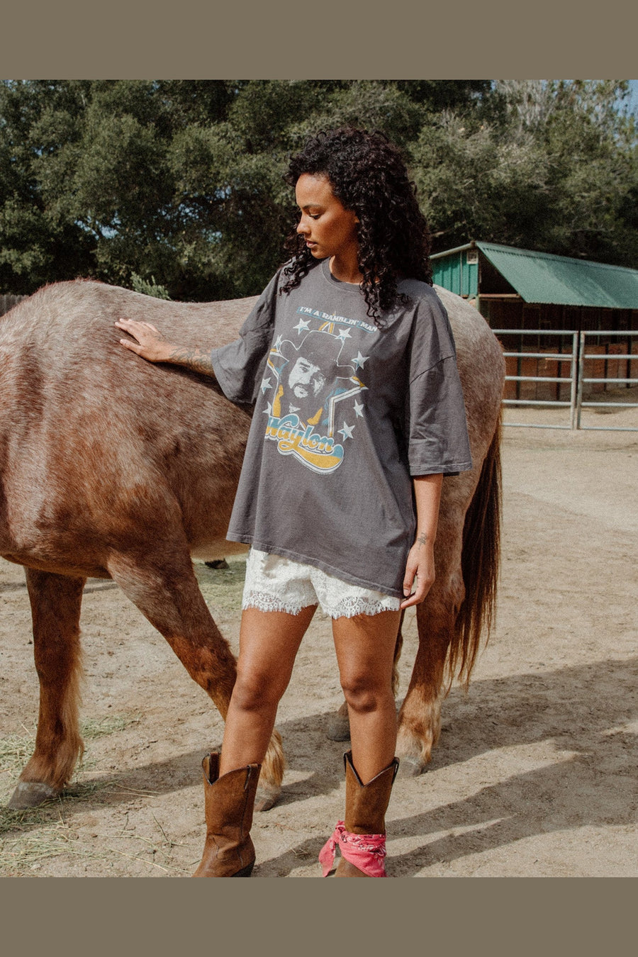 Junk Food Waylon Jennings I'm a Ramblin' Man Oversized Tee in Vintage Black – detail