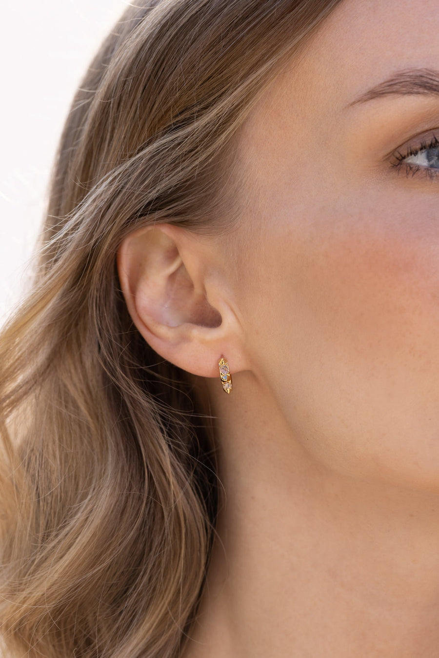 Kaia Huggies Earrings in Gold – detail