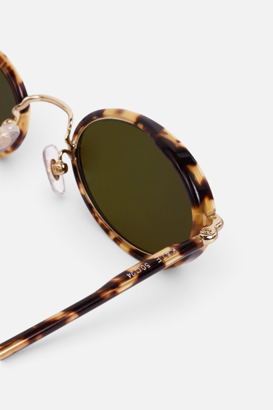 Krewe Kate Sunglasses in 12K + Nikko Tortoise – detail