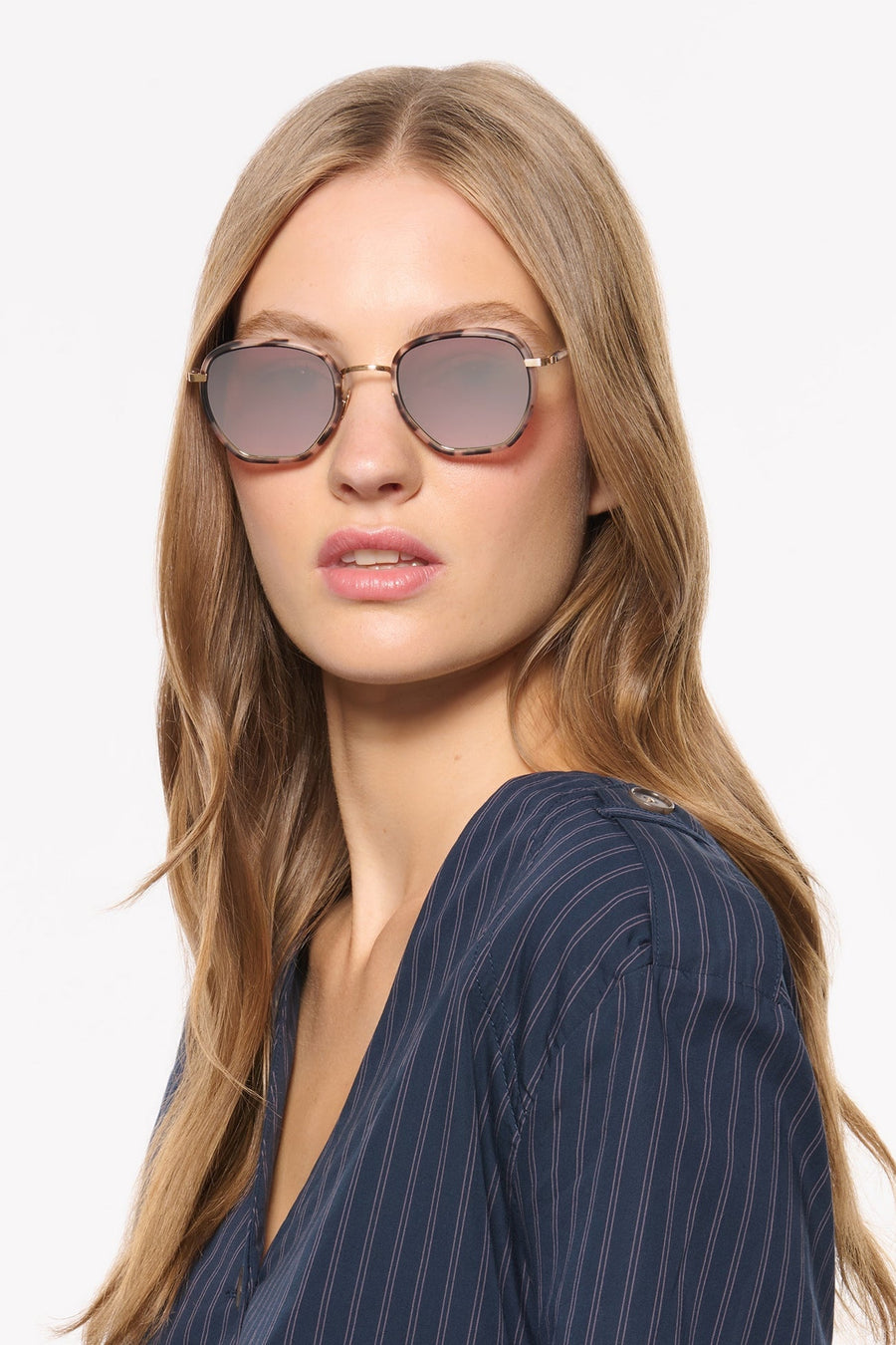 Krewe Peyton Sunglasses in 18K Matte Black Fade + Matte Sunday Tortoise – on model