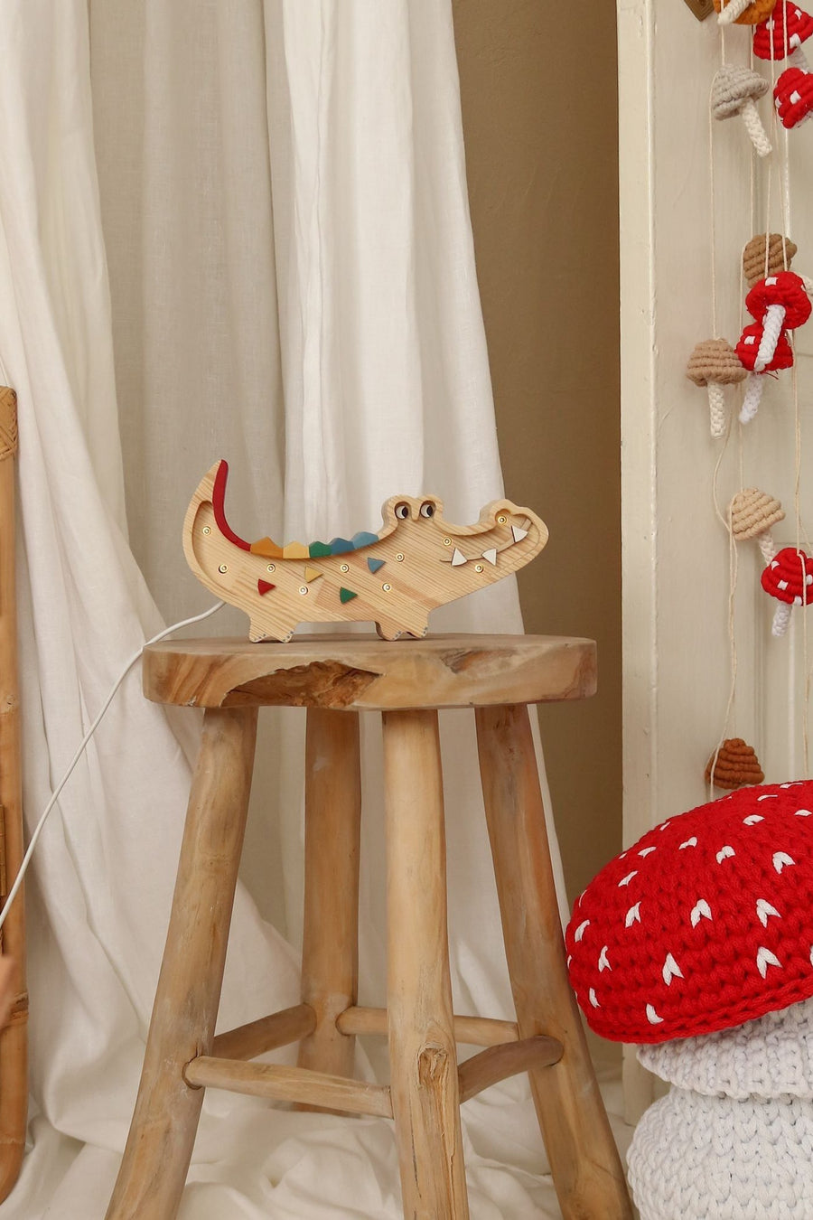 Little Lights Mini Crocodile Lamp in Caribbean Wood – detail
