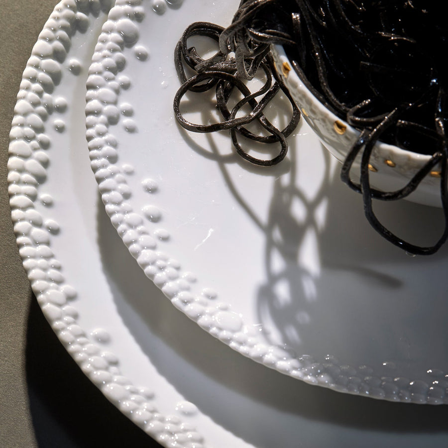 L'Objet Haas Mojave Dinner Plate in White – detail