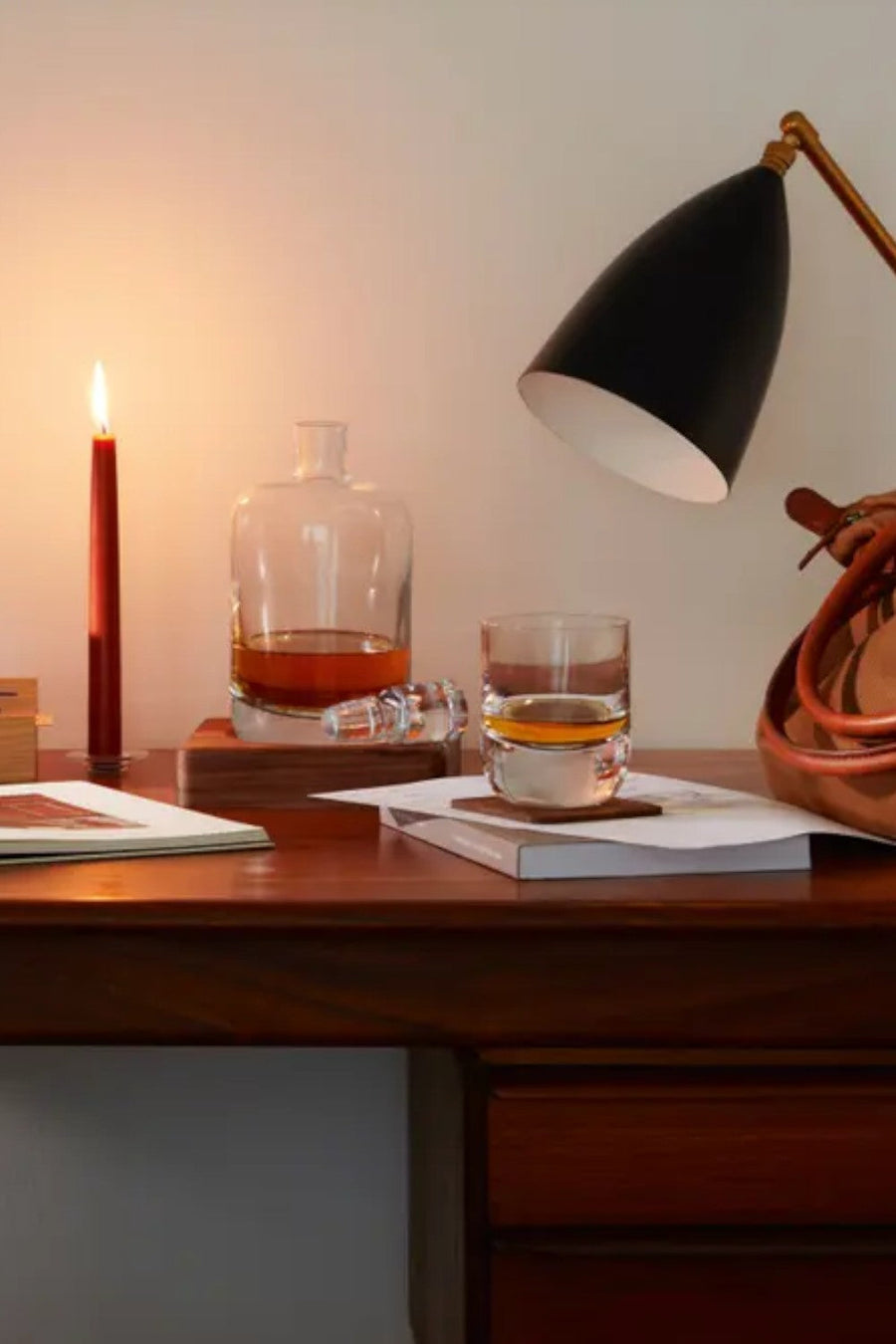 LSA International Whiskey Renfrew Decanter & Walnut Base – detail