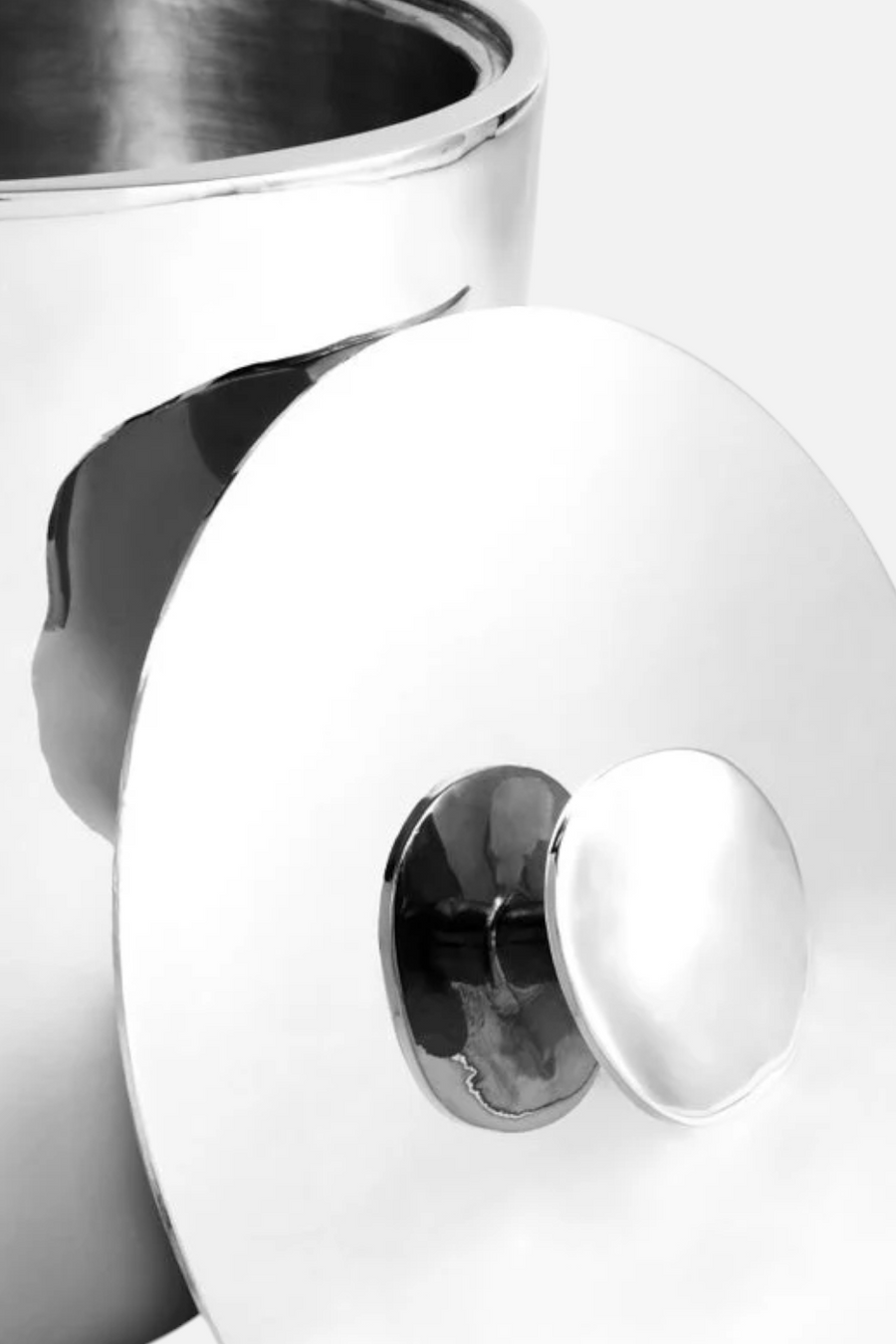 Michael Aram Reflective Ice Bucket with Tongs – detail