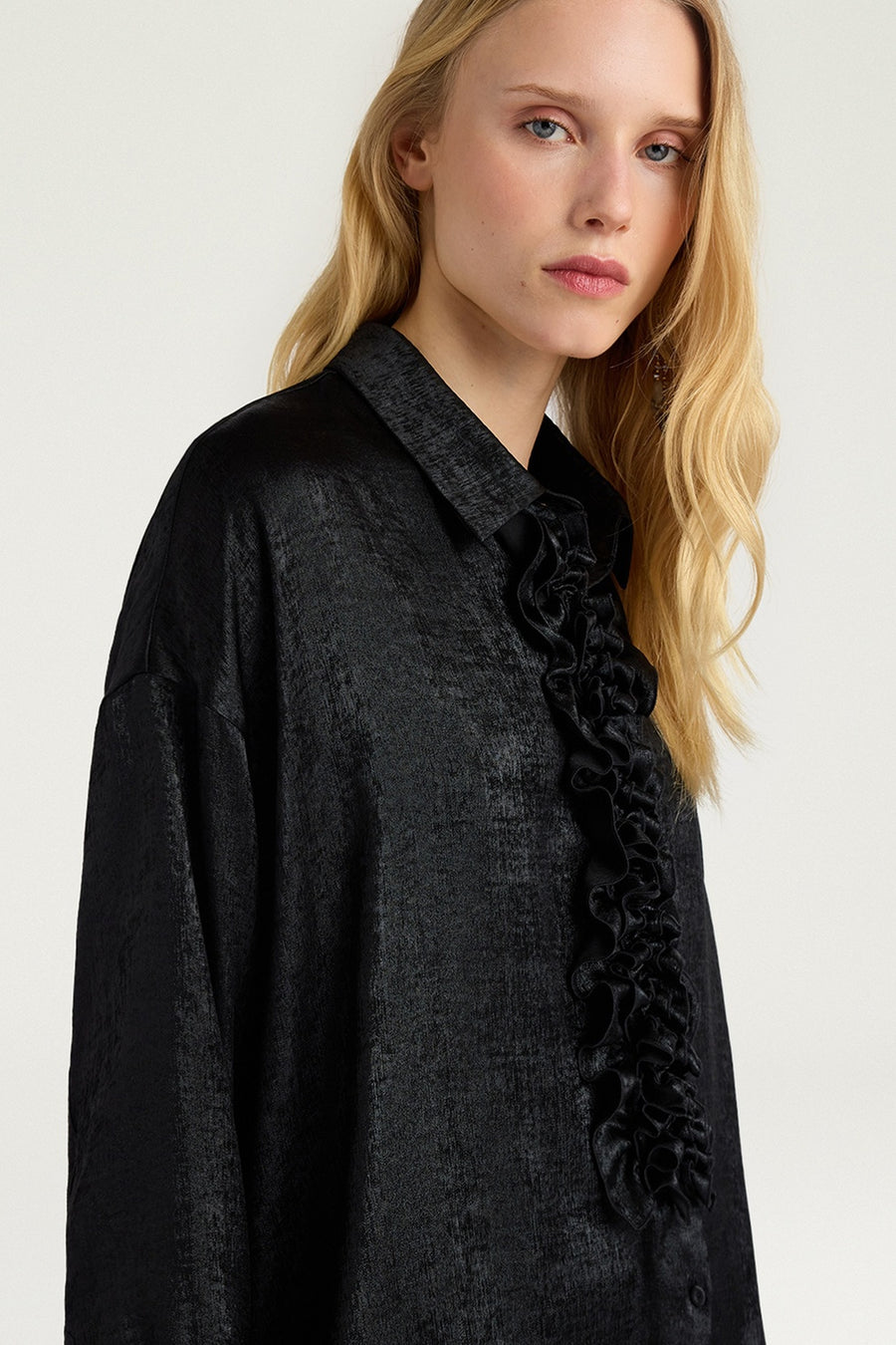 Momoni Women's Bilancia Bis Shirt in Nero – detail