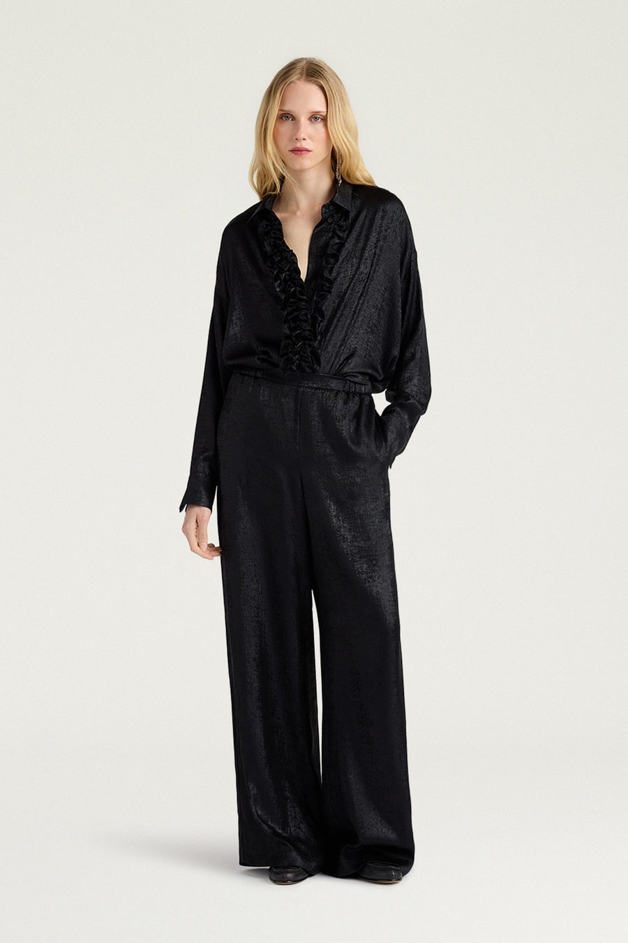 Momoni Women's Bilancia Bis Shirt in Nero – full length