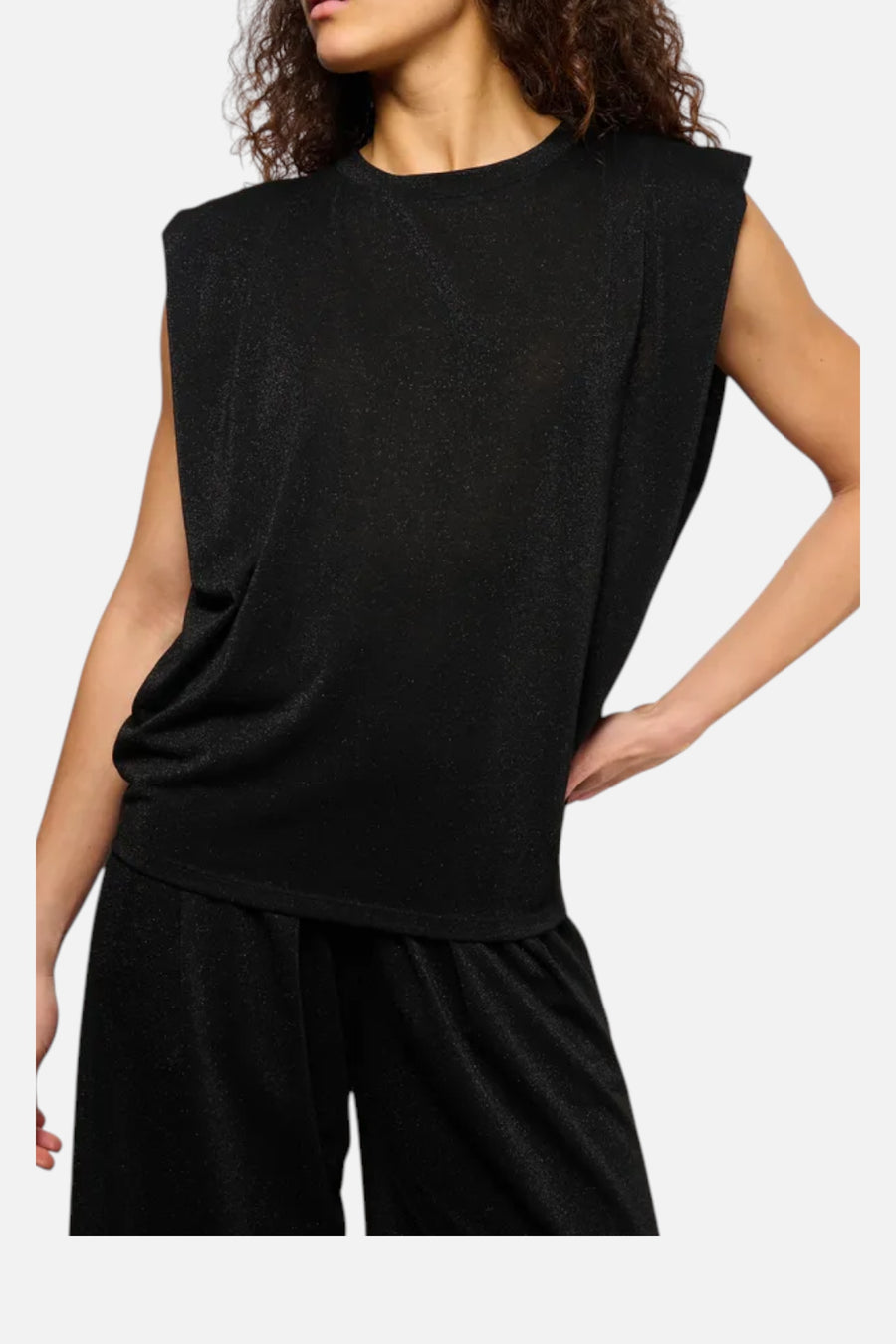 Momoni Women's Enna Tee Shirt in Nero – on model