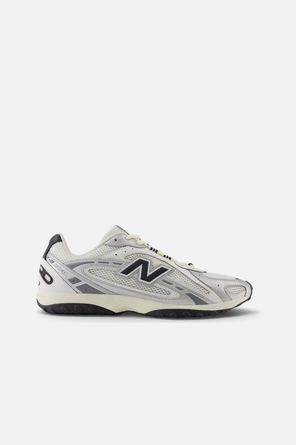 New Balance Unisex 204L Sneaker in Basketcase Silver Metallic and Black