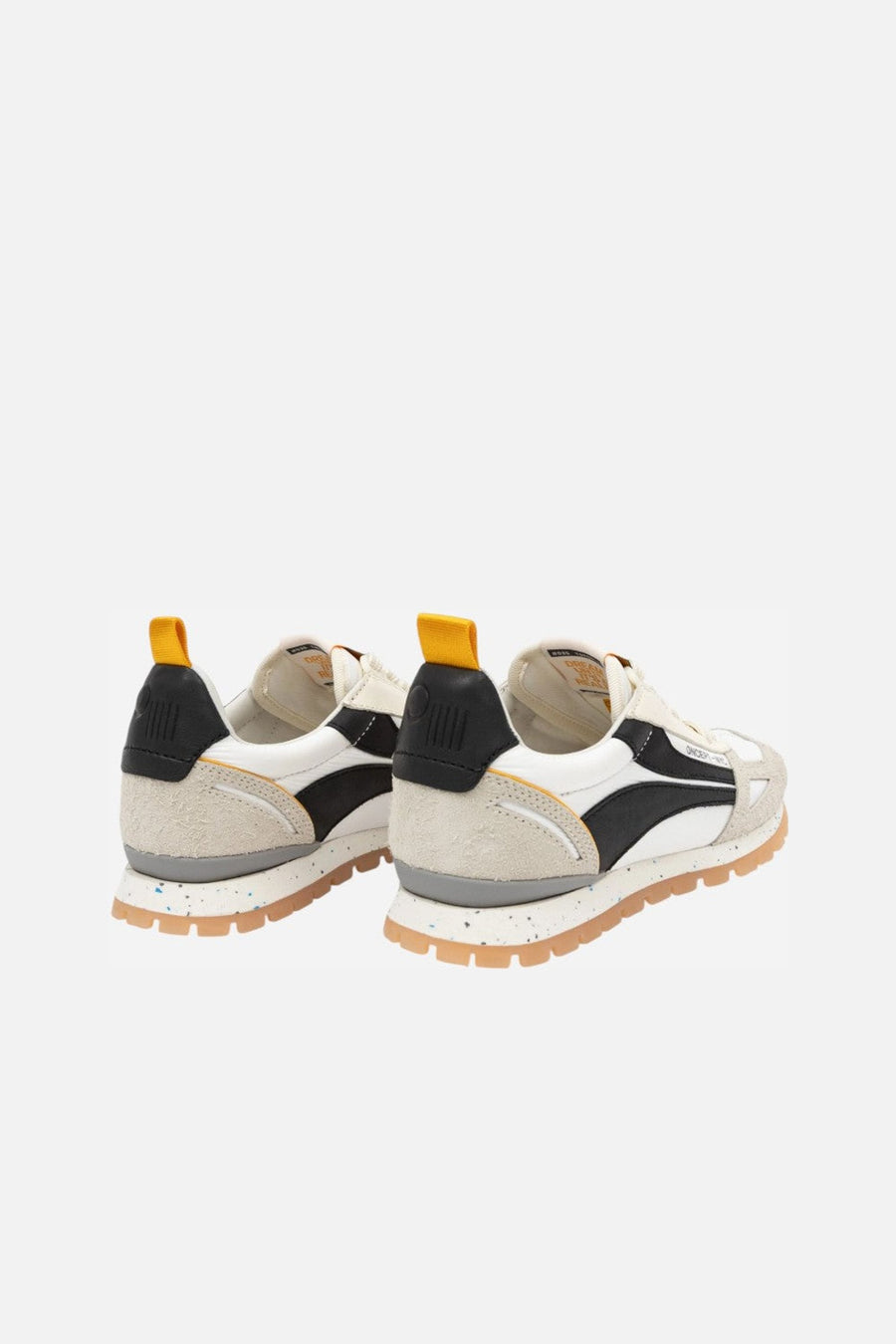 Oncept Toronto in White - Black – three-quarter view