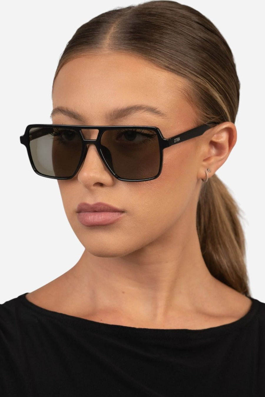 Otra Eyewear Zoya in Black – detail