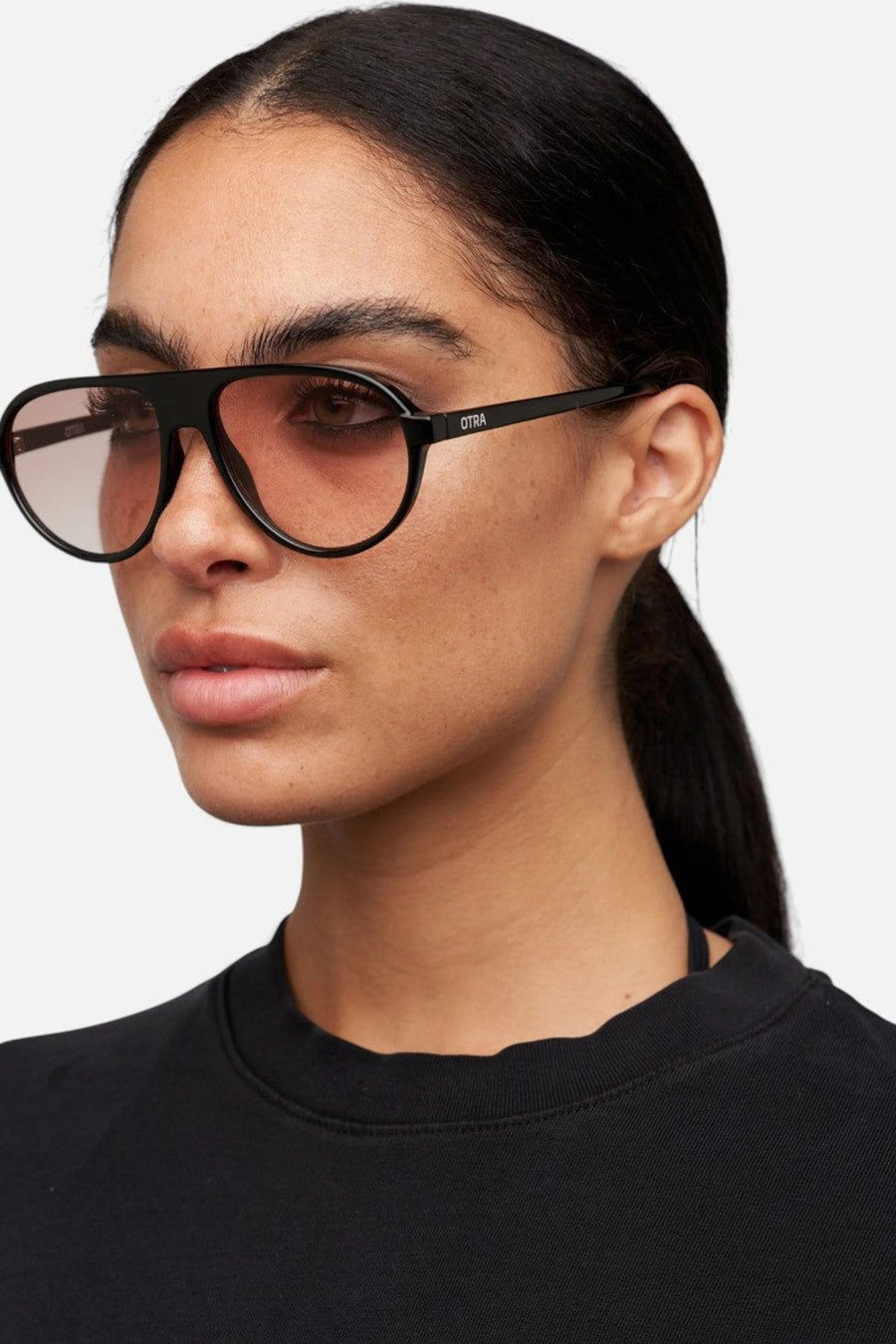 Otra Iggy Sunglasses in Black and Light Brown Fade – detail