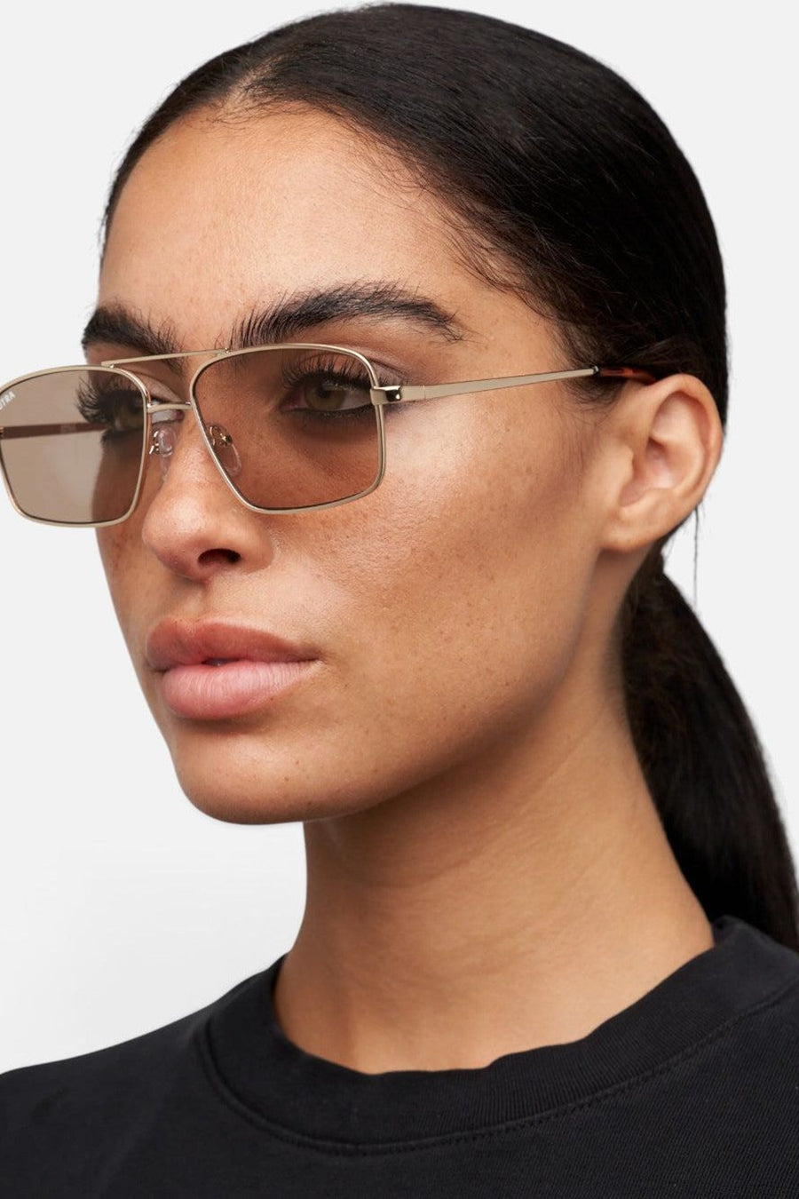 Otra Nash Sunglasses in Gold and Light Brown – detail