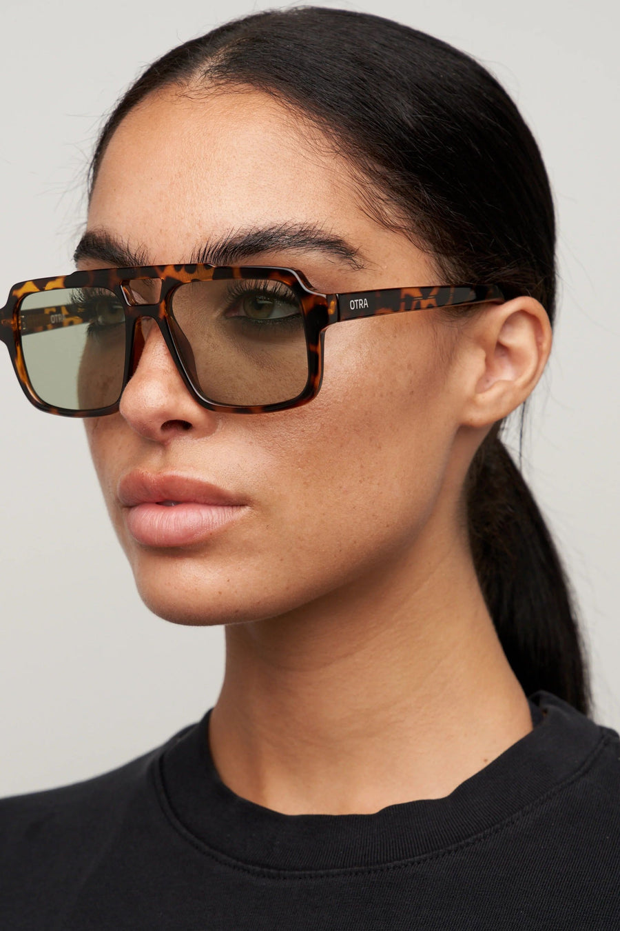 Otra Tame Sunglasses in Tort and Light Green – detail