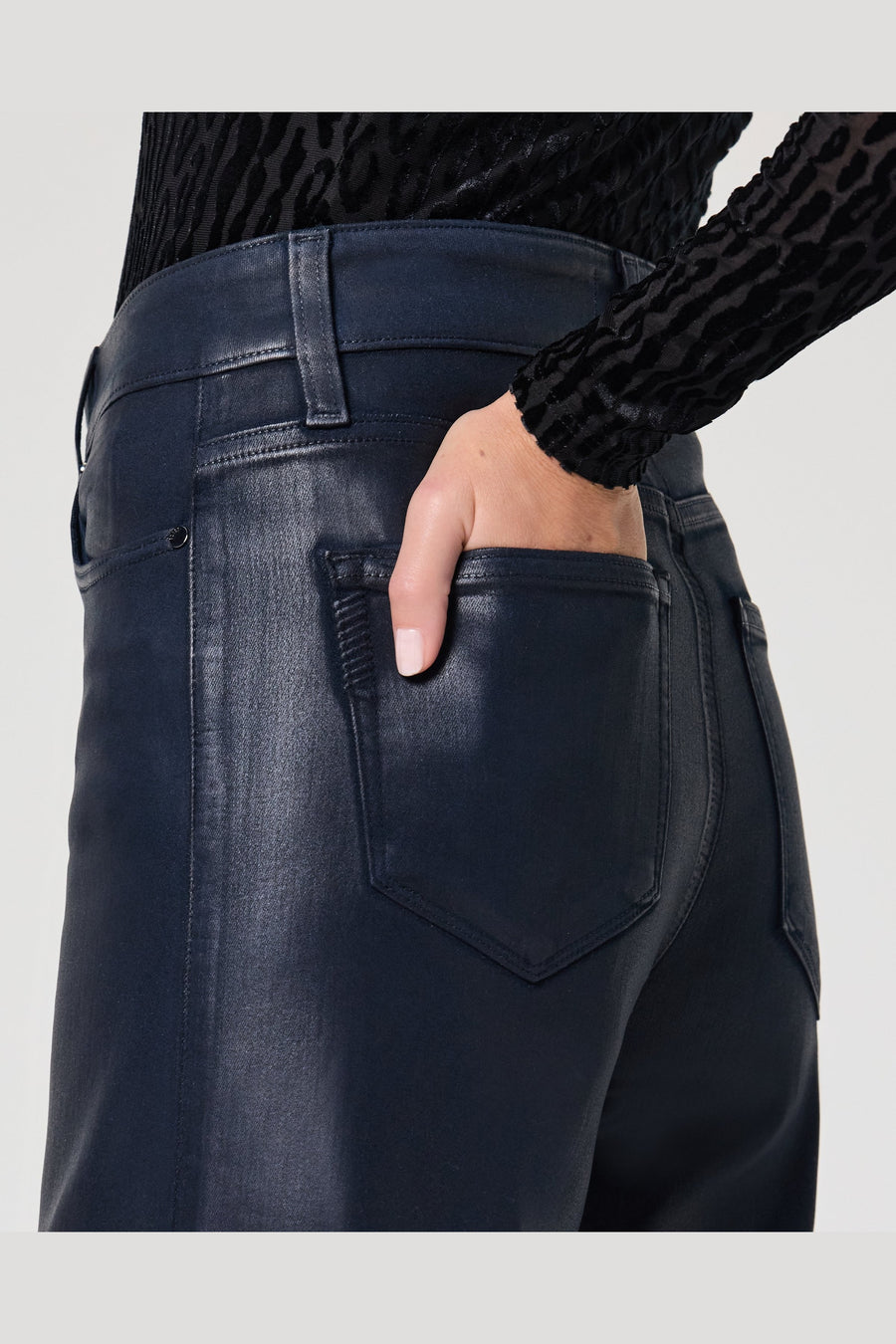 Paige Anessa 31" Wide Leg Jean in Navy Seascape Luxe Coating – detail