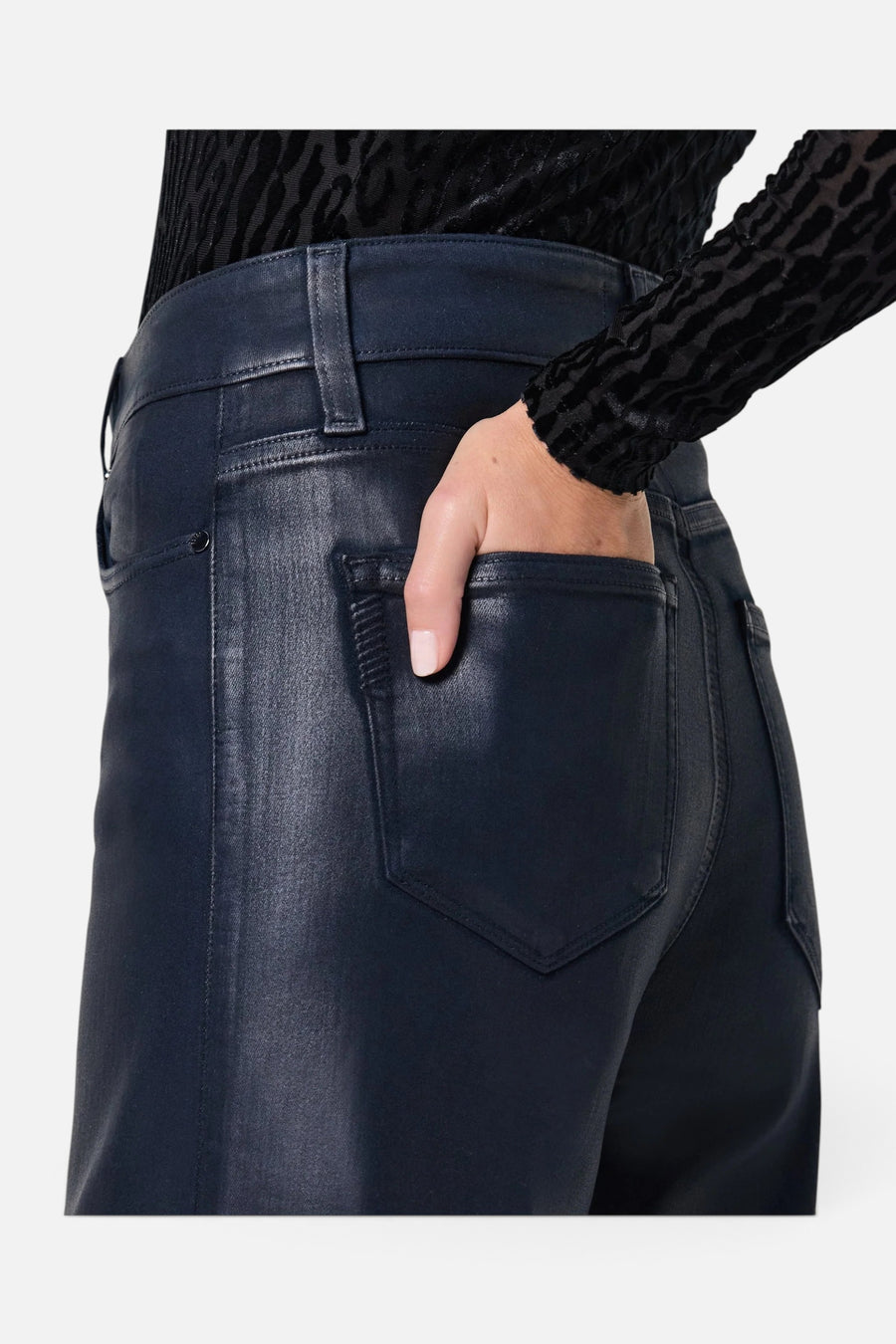 Paige Anessa 31" Wide Leg Jean in Navy Seascape Luxe Coating – detail