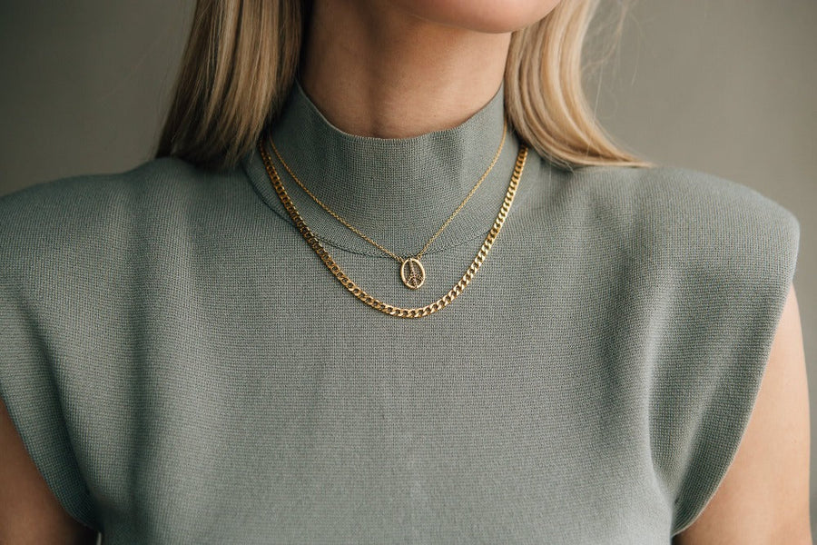 Peace Necklace Gold/Black Spinel – side view