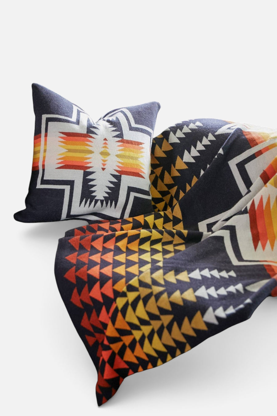 Pendleton Knit Jacquard Throw Blanket in Harding Navy – detail